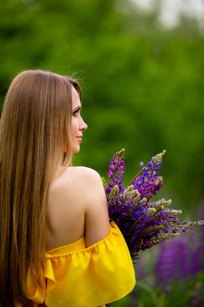 Vinnytsia Ucrânia 17 de junho de 2022 Retrato de perfil de uma garota com longos cabelos loiros e um vestido amarelo