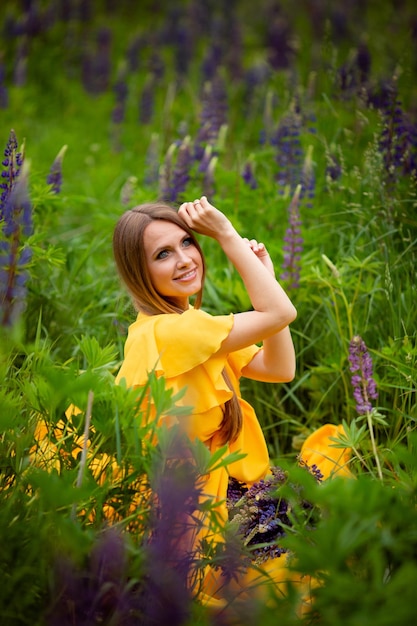 Vinnytsia Ucrania 17 de junio de 2022 Una niña en el parque en hierba verde en flores de lupino púrpura