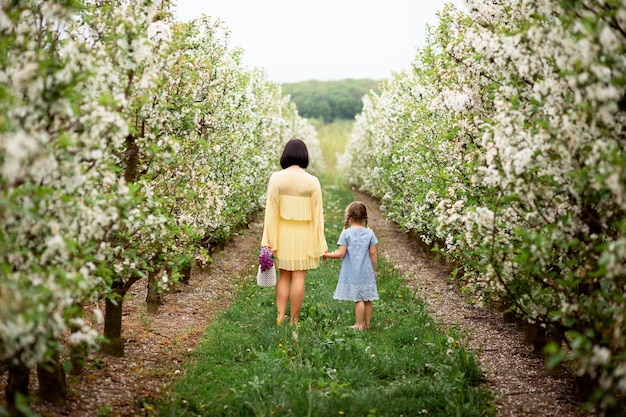 Vinnytsia Ucrânia 18 de maio de 2021 Mãe e filha caminham no jardim de flores