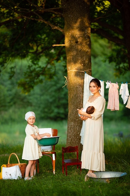 Vinnytsia Ucrania 18 de julio de 2022 Una madre y dos hijas están lavando ropa en la naturaleza