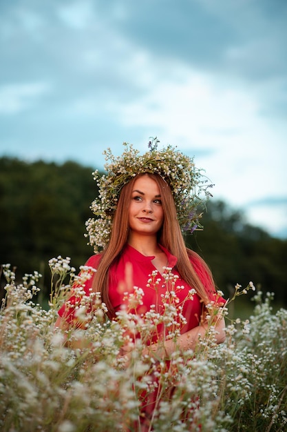 Vinnytsia Ucrania 18 de junio de 2021 Retrato de una niña con pecas y cabello rojo en el verano en un campo de manzanilla