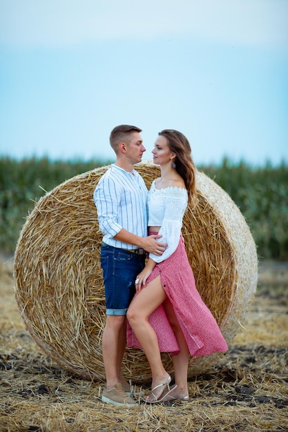 Vinnytsia Ucrania 2 de agosto de 2022 Papa enamorado al atardecer en la naturaleza