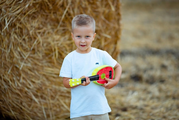Vinnytsia Ucrânia 2 de agosto de 2022 Um menino toca música em um violão em um campo