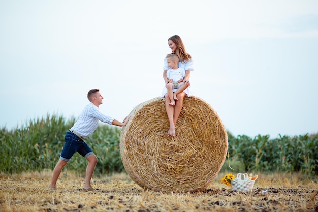 Vinnytsia Ucrânia 20 de julho de 2022 Linda sessão de fotos de verão em família da mãe pai e filho no campo