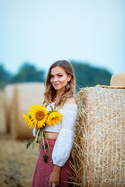 Vinnytsia Ucrânia 20 de julho de 2022 Retrato de uma loira em uma saia e em um campo de trigo