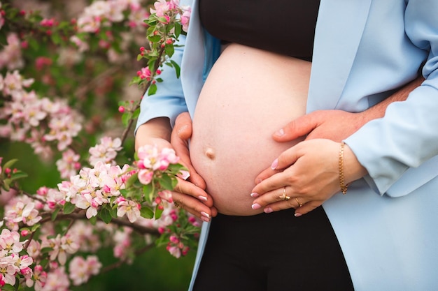 Vinnytsia Ucrania 20 de mayo de 2022 Una niña embarazada es fotografiada cerca de los manzanos en flor en el jardín de primavera