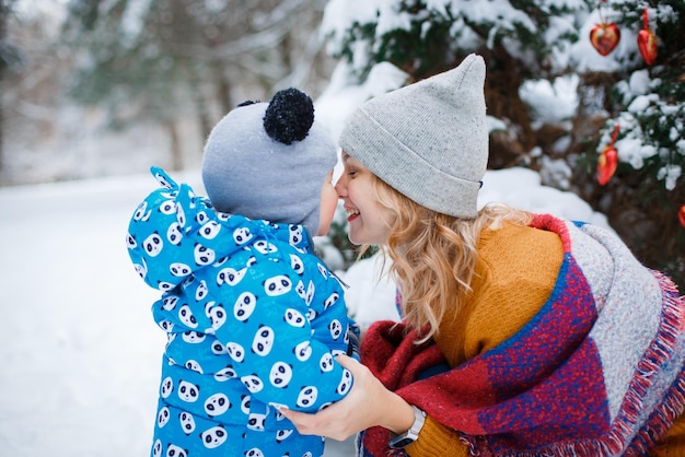 Vinnytsia Ucrânia 23 de dezembro de 2021 Mãe e filho caminham no inverno em roupas quentes no parque