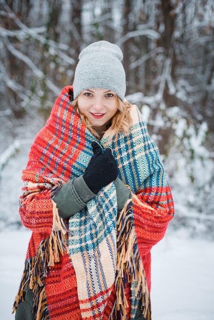 Vinnytsia Ucrania 23 de diciembre de 2021 Retrato de una rubia en invierno con un velo brillante