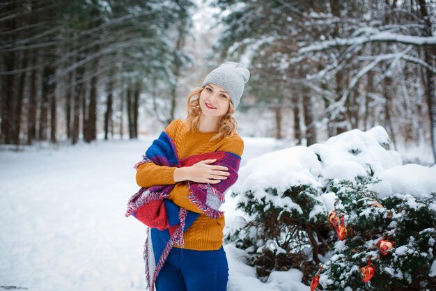 Vinnytsia Ucrânia 29 de dezembro de 2021 Retrato de inverno de uma linda garota sorridente O Ano Novo está chegando