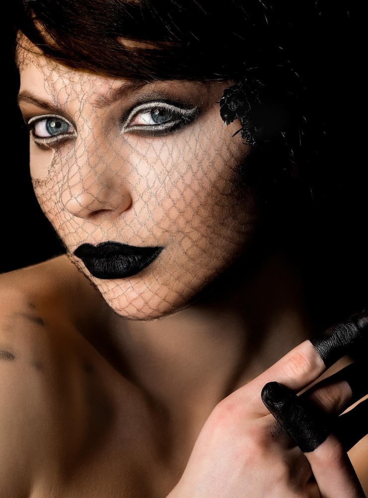 Foto vinnytsia ucrânia 8 de novembro de 2022 retrato de uma garota usando batom preto e maquiagem escura mística um olhar elegante sobre a beleza