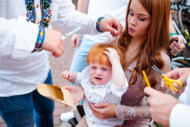 Vinnytsia Ukraine 9. September 2021 Zum Geburtstag des Jungen schneiden ihm die Paten zum ersten Mal die Haare und er ist nicht glücklich