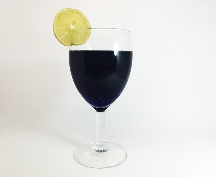 Vino de bayas con limón