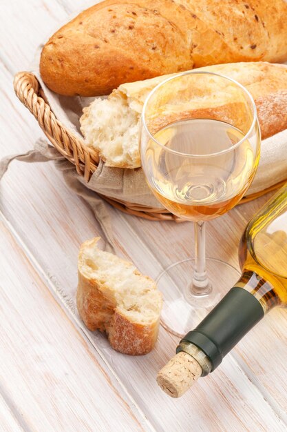 vino blanco y pan