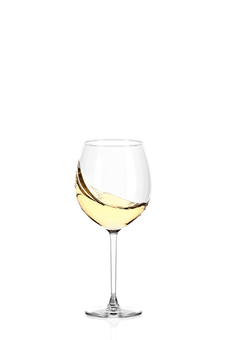 Vino blanco en la pared blanca