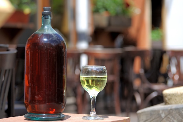 Vino en botellas viejas en un barril