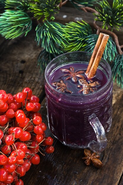 Vino caliente y árbol de Navidad.