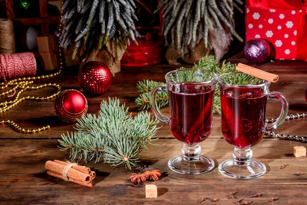 Vino caliente caliente para invierno y Navidad con diversas especias. Preparándose para las vacaciones de Navidad