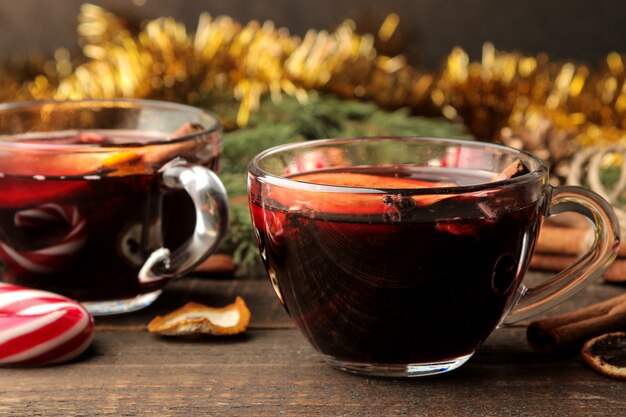 Vino caliente caliente navideño con canela y naranja