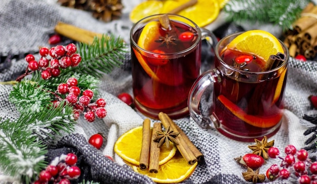 Vino caliente caliente sobre una mesa de madera. Concepto de año nuevo. Navidad