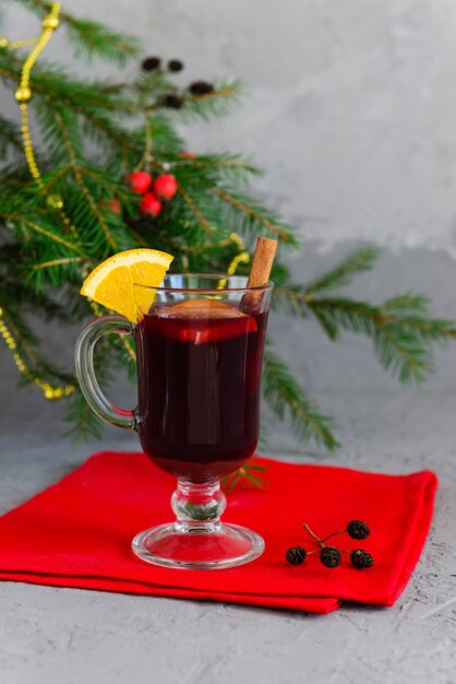 Vino caliente con canela, anís y naranja con árbol de Navidad