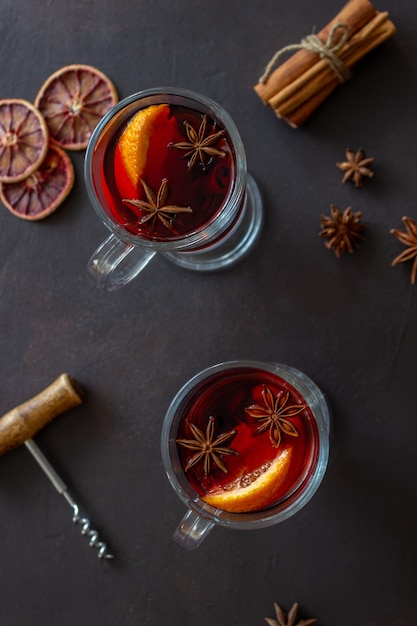 Vino caliente con canela y naranja. Bebida caliente. Invierno. Receta.