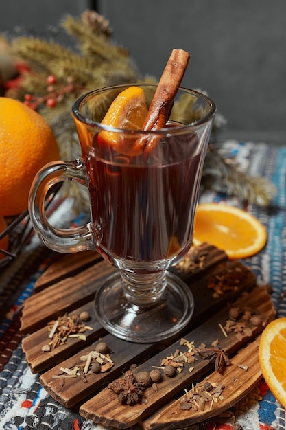 Vino caliente con canela y naranja