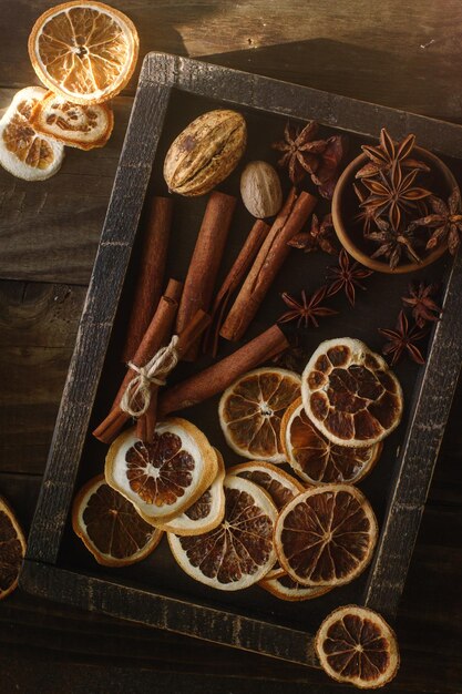 Vino caliente casero con manzana naranja y especias en cazuela de aluminio