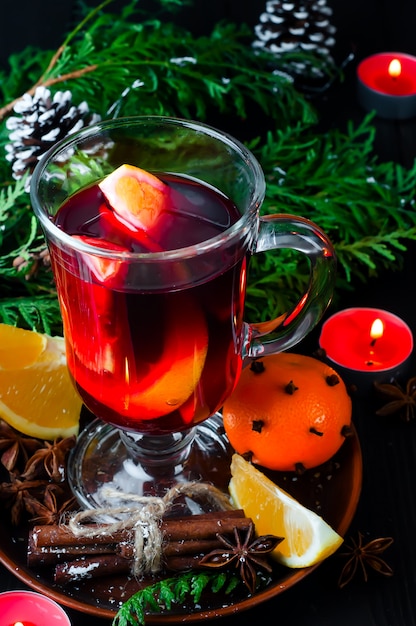 Vino caliente para la celebración de la víspera de Navidad fiesta por el árbol.