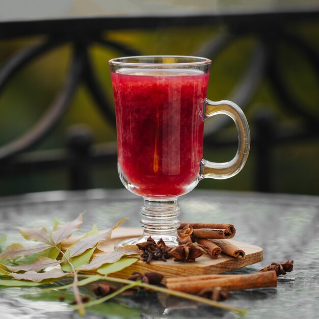 Vino caliente en copa. Bebida tradicional de otoño