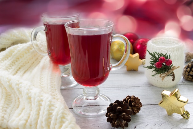 Vino caliente en copas conos acogedora tela escocesa suave o suéter de lana Fondo de invierno Tarjeta de Navidad