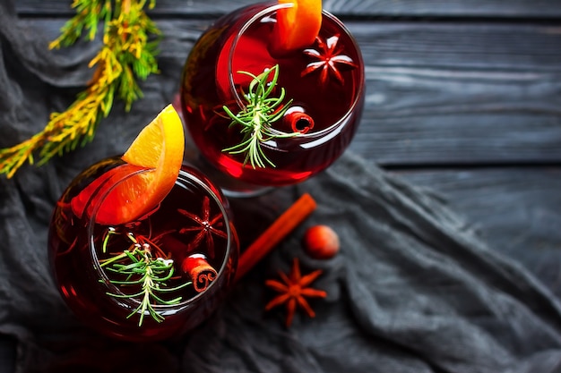 Vino caliente en copas sobre una mesa de madera