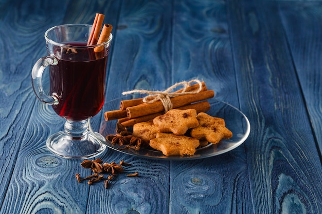 Vino caliente con especias, bebidas calientes de temporada de invierno con canela, naranja, anís y otras especias. Receta de celebración festiva de Acción de Gracias