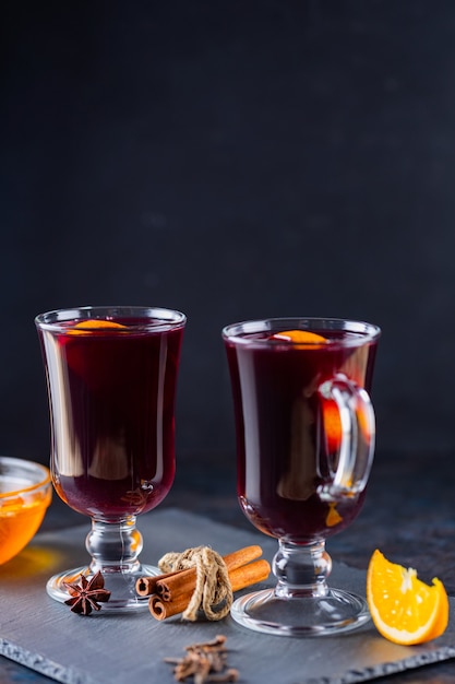 Vino caliente con especias y naranja