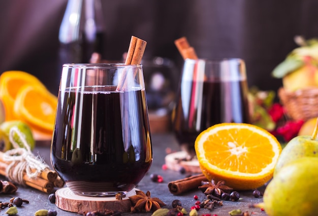 Foto vino caliente con especias en vasos de vidrio vino caliente con canela y anís estrellado sobre una mesa azul