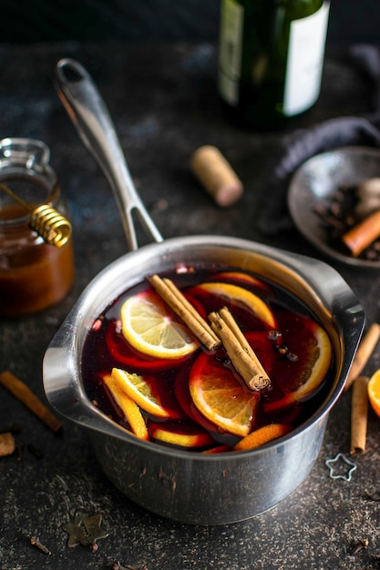 Vino caliente festivo en una olla