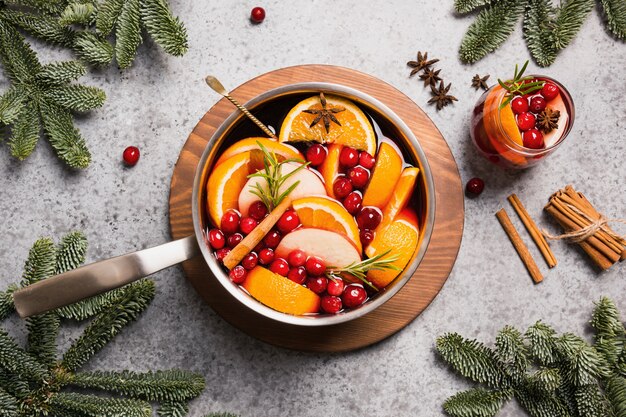 Vino caliente con frutas variadas