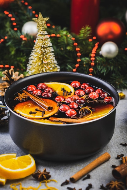 Vino caliente en la mesa decorada de Navidad festiva