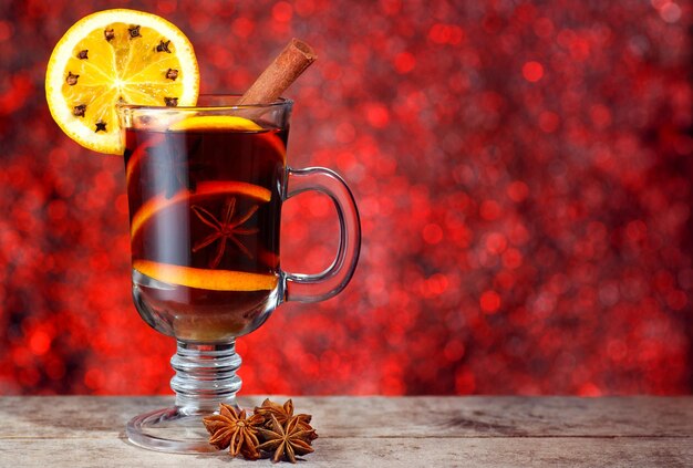 vino caliente en una mesa de madera