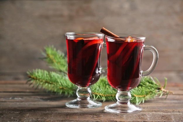 Vino caliente en mesa de madera