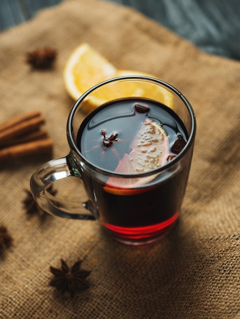 Vino caliente de Navidad con canela, anís y cítricos.