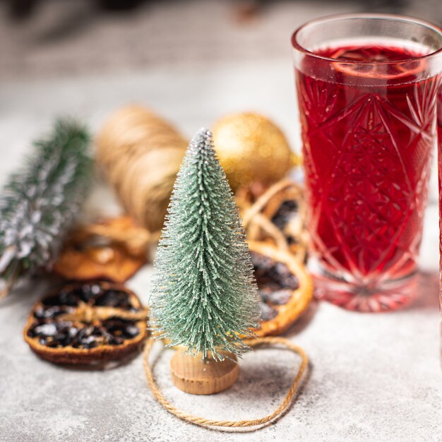 Vino caliente navidad celebrar año nuevo jugo de especias anís estrellado canela acogedor fresco caliente calentamiento