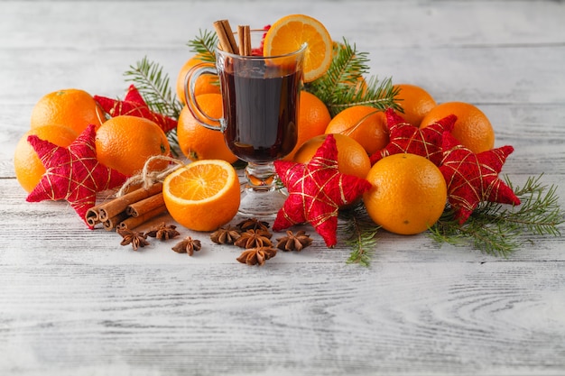 Vino caliente de Navidad y decoración navideña