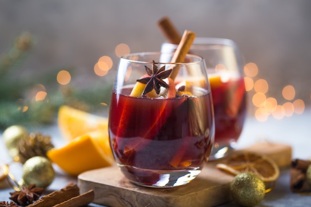 Vino caliente de Navidad deliciosas vacaciones como fiestas con especias de anís estrellado de canela y naranja.