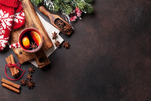 Vino caliente de Navidad e ingredientes Vista superior con espacio de copia