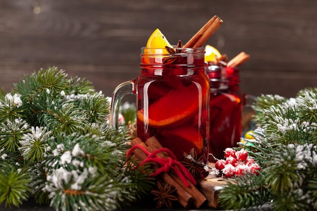 Vino caliente de Navidad con especias y cítricos y árbol de Navidad