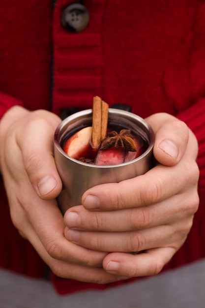 Vino caliente de Navidad en manos