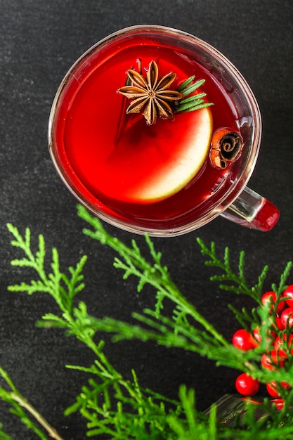 Vino caliente de Navidad en una mesa de madera