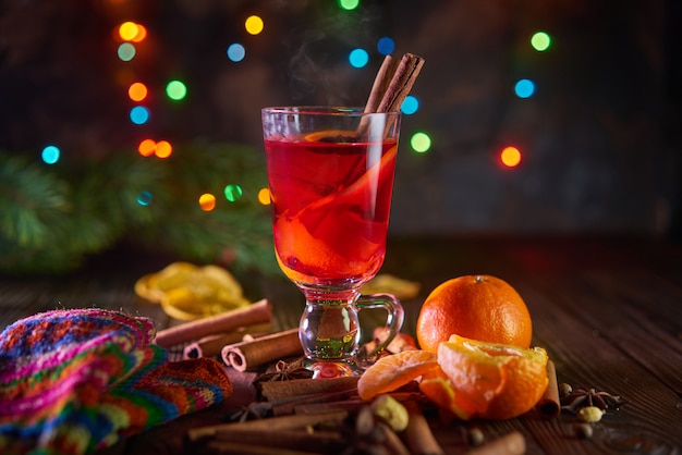 Vino caliente de Navidad con naranjas y especias con luces bokeh