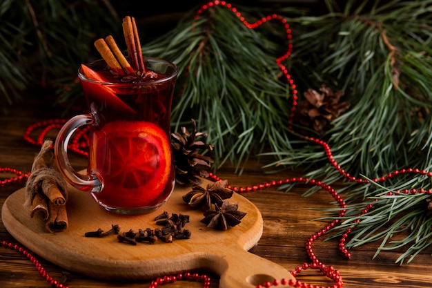 Vino caliente de Navidad en una pared de madera