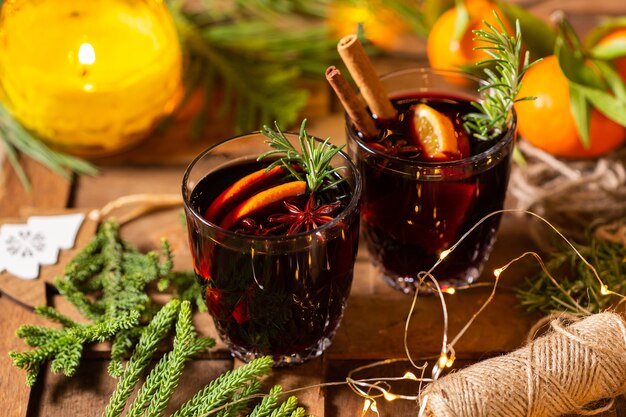 Vino caliente de Navidad sobre una mesa de madera rústica